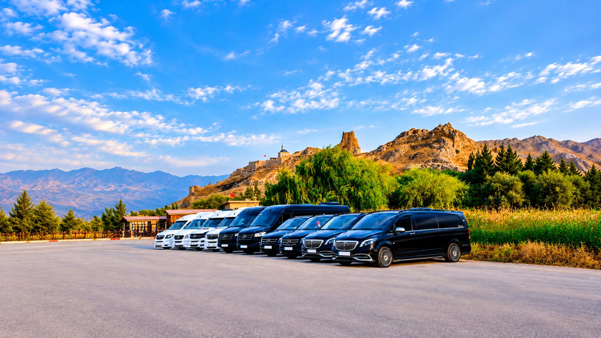 Siyah VIP minib&uuml;s ve g&ouml;l manzarası &mdash; temsili g&ouml;rsel